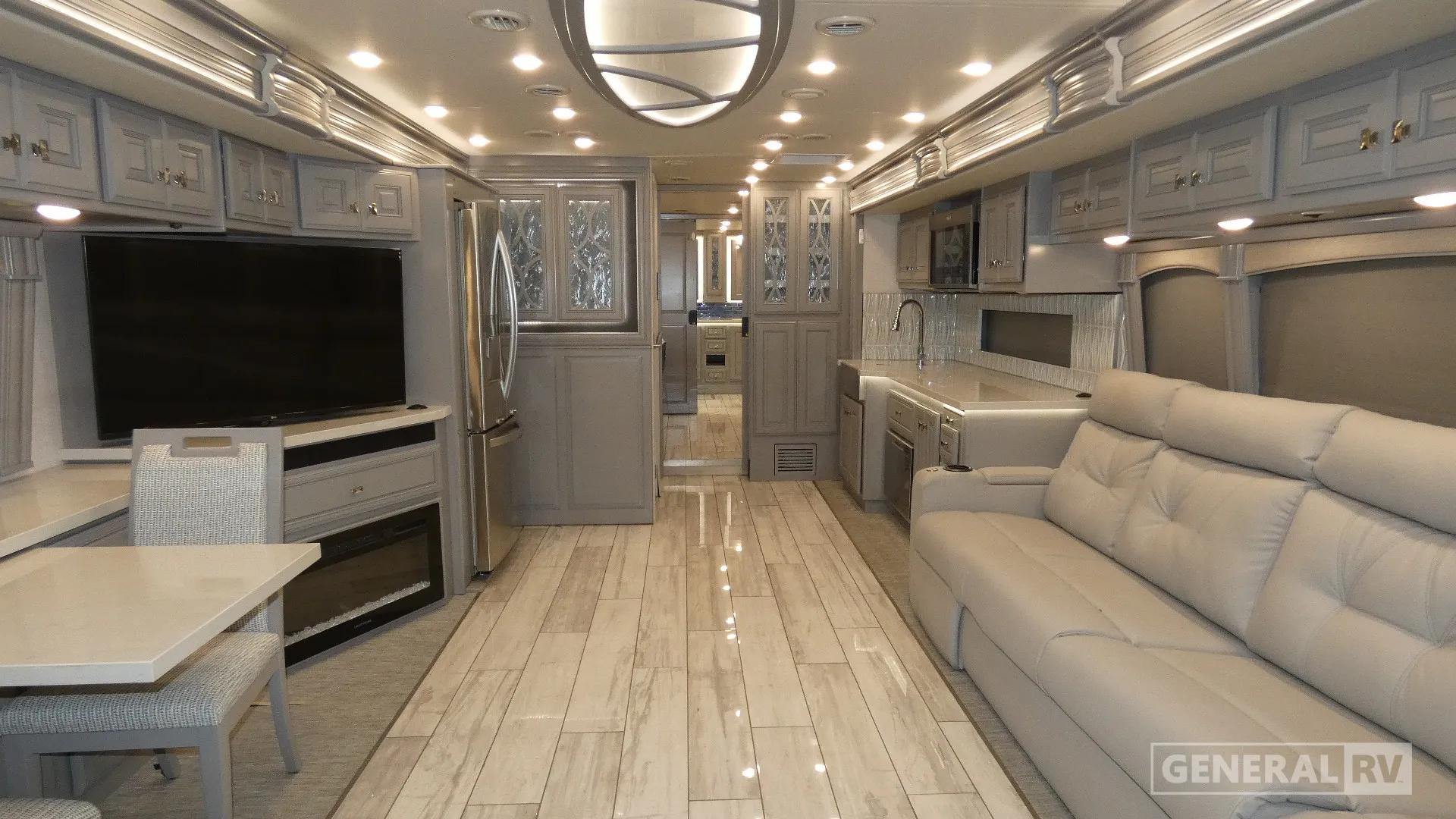 2024 Fleetwood Discovery LXE 44S - Photo 3