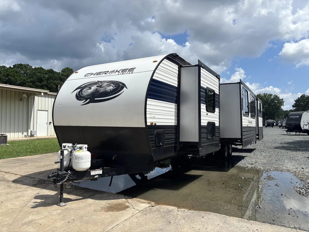 2023 Forest River Cherokee 324TS, Photos photo 4