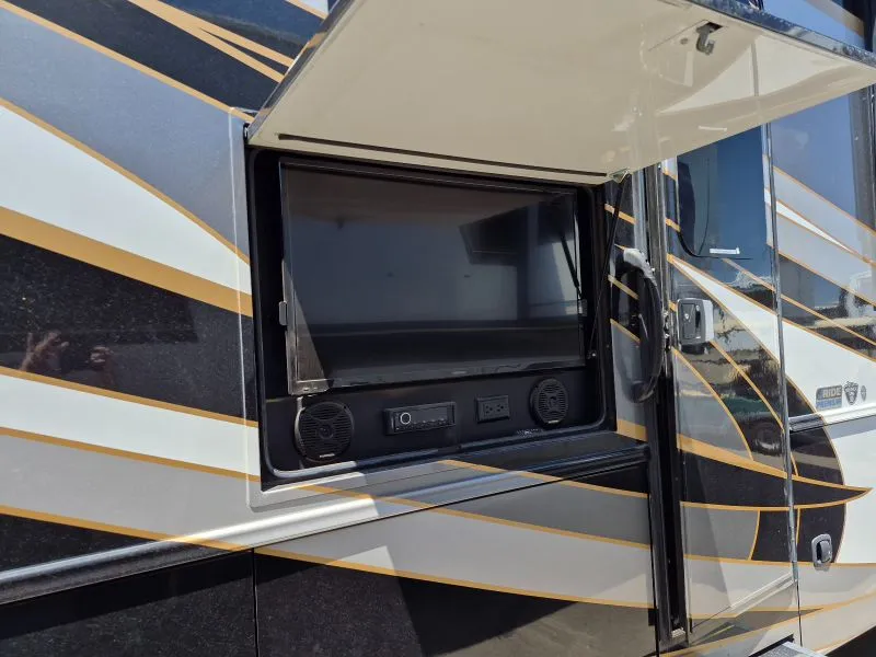 2018 Jayco Seneca 37HJ dealer photo 3 from RV Country