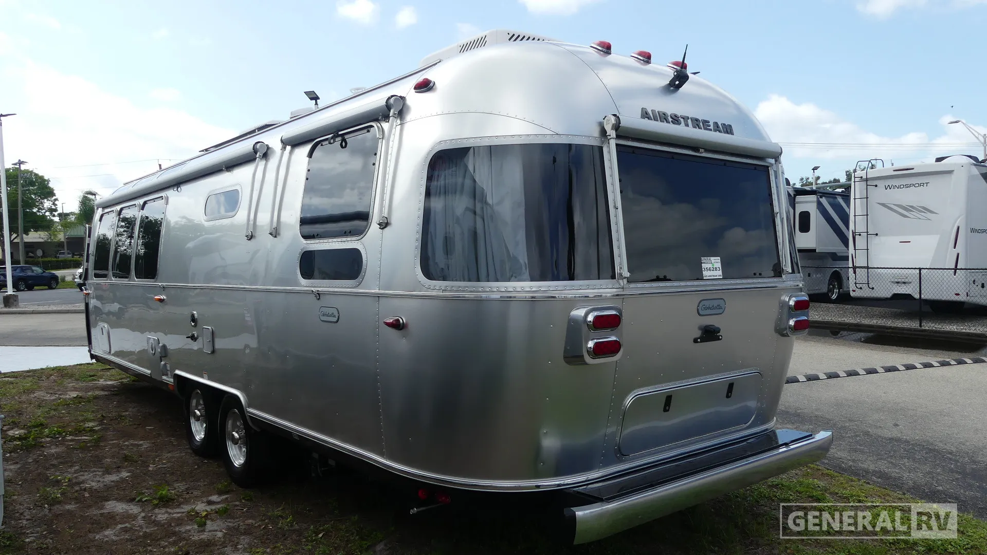 2025 Airstream Globetrotter 30RB - Photo 4