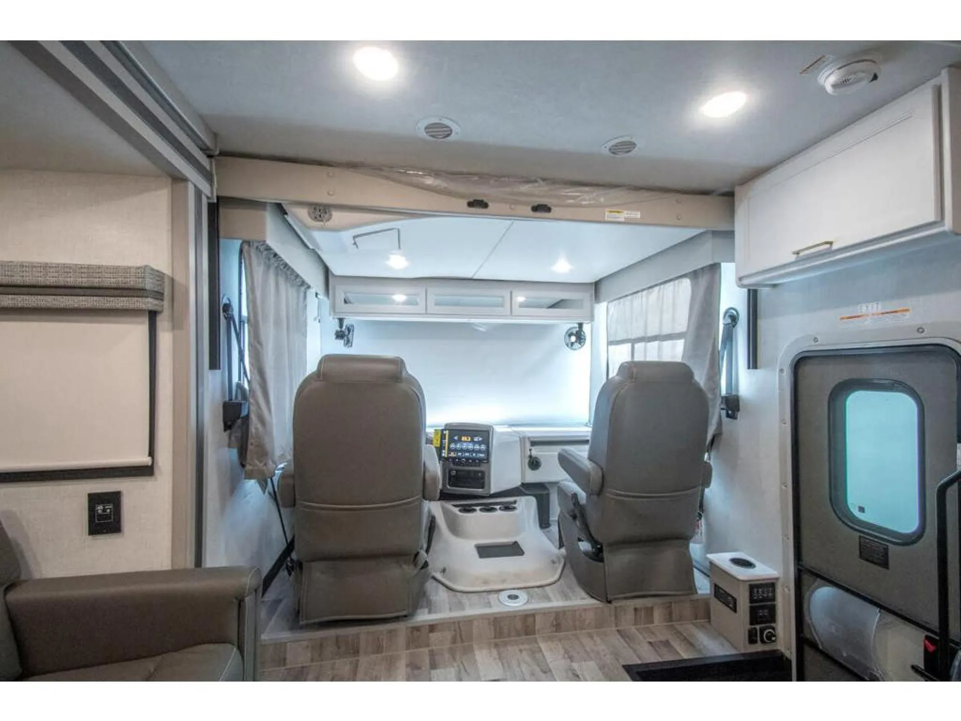 2026 Thor Motor Coach Hurricane 35R - Photo 4