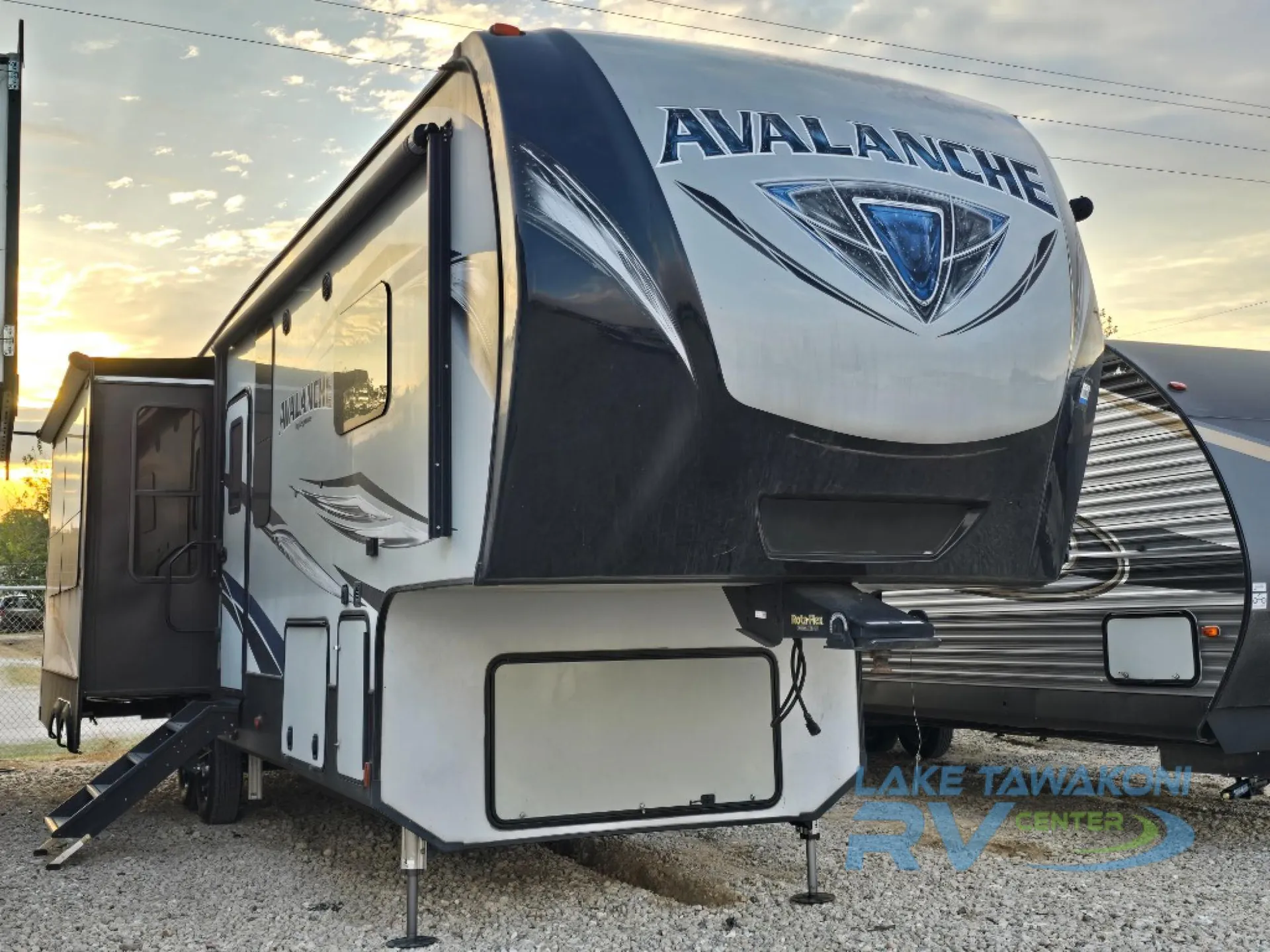 2018 Keystone Avalanche 321RS - Photo 4