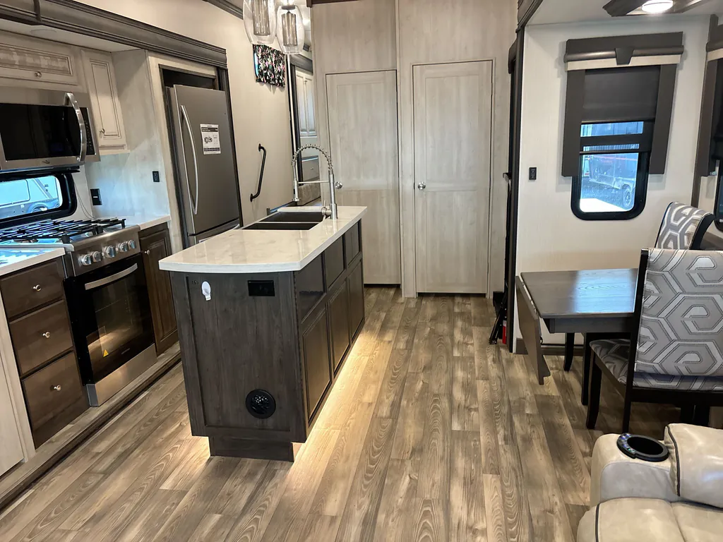 2022 Forest River Cardinal Luxury 380RLX, Photos photo 4
