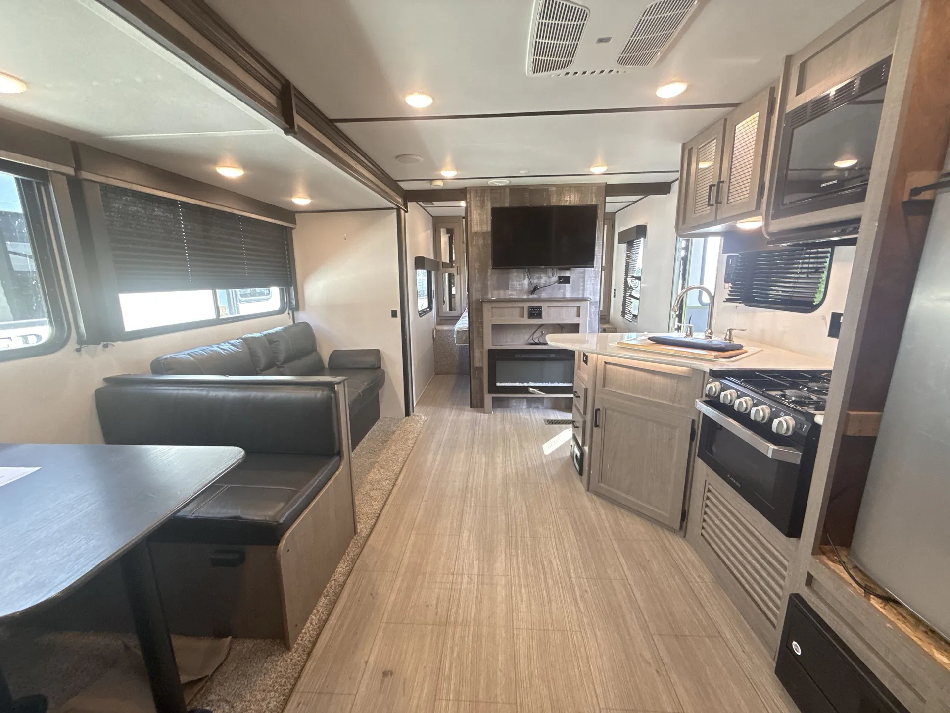 2021 Keystone Hideout 272BH — living area main