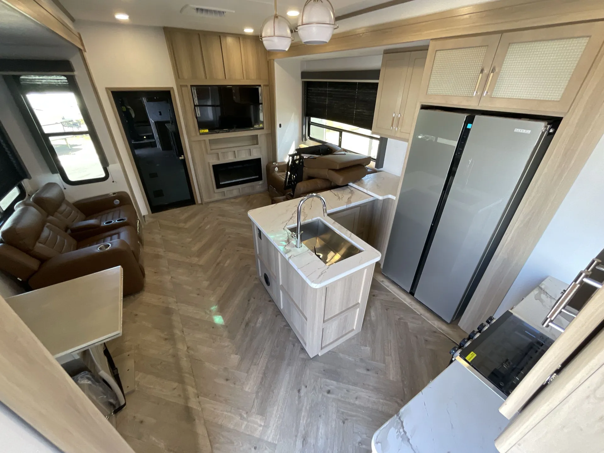 2026 Keystone Carbon 420 — living area main