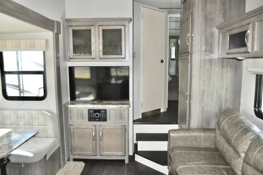2018 Winnebago Minnie Plus 25RKS - Photo 3
