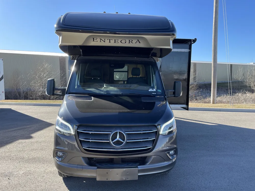 2020 entegra coach Qwest 24L — front