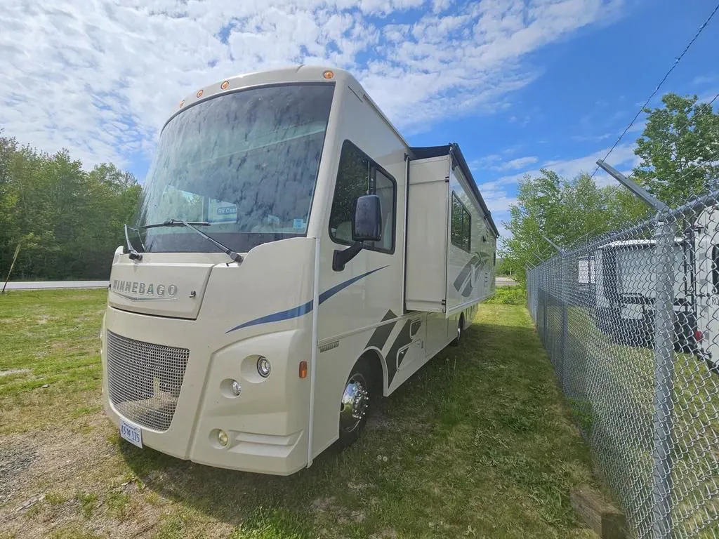 2018 Winnebago Sunstar 29V - Photo 2
