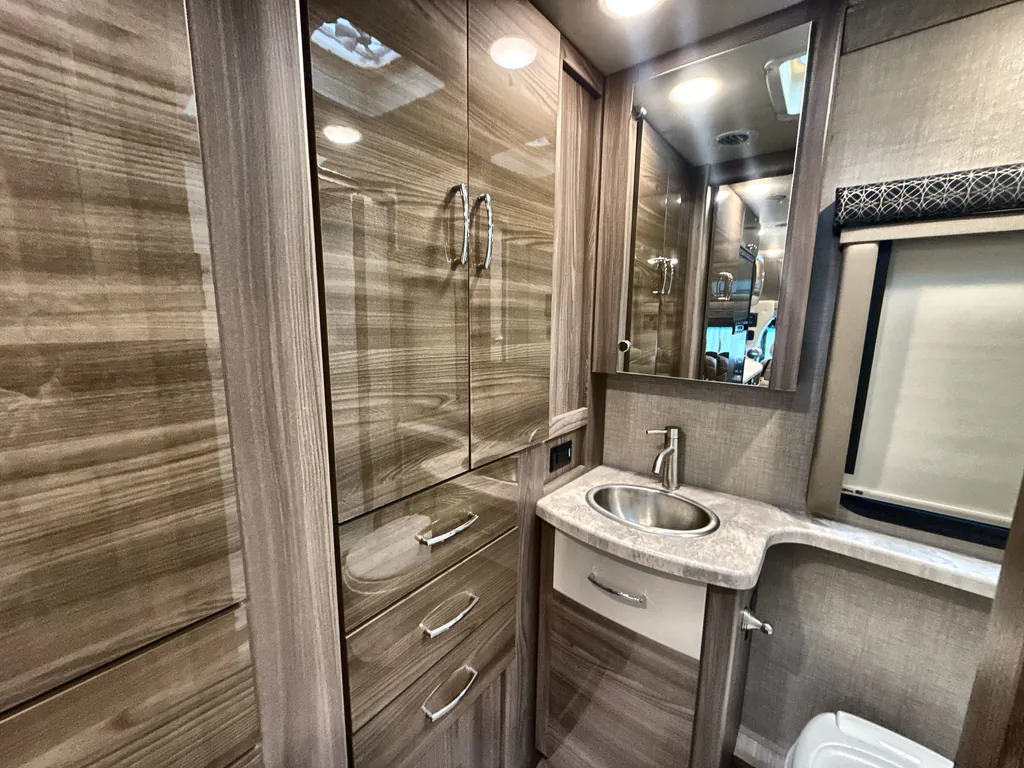 2022 Thor Motor Coach Tiburon 24FB, Photos photo 18