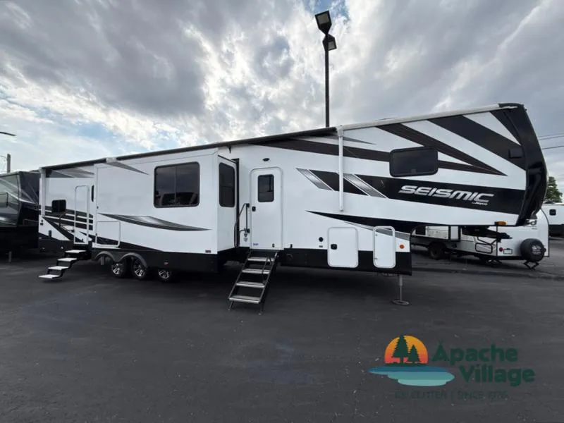 2025 Jayco Seismic 399 - Photo 4