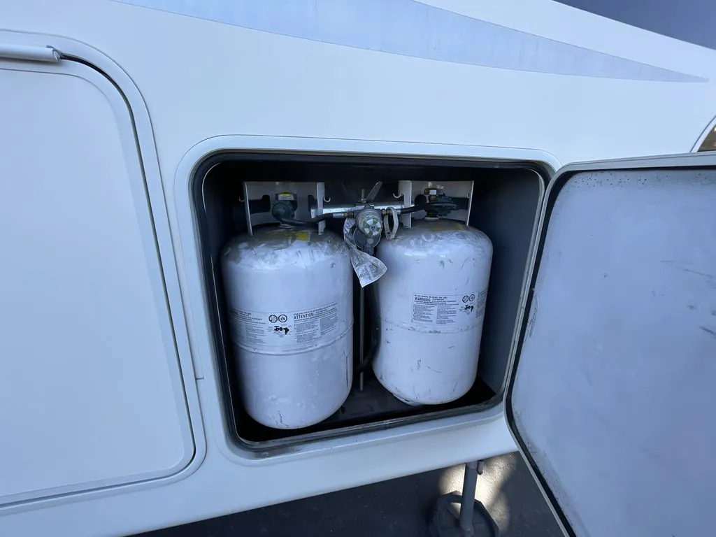 2016 Forest River Cedar Creek Hathaway Edition 34RE — Photo 7