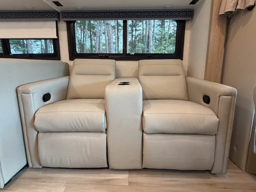 2027 Thor Motor Coach Quantum HS31, Photos photo 10