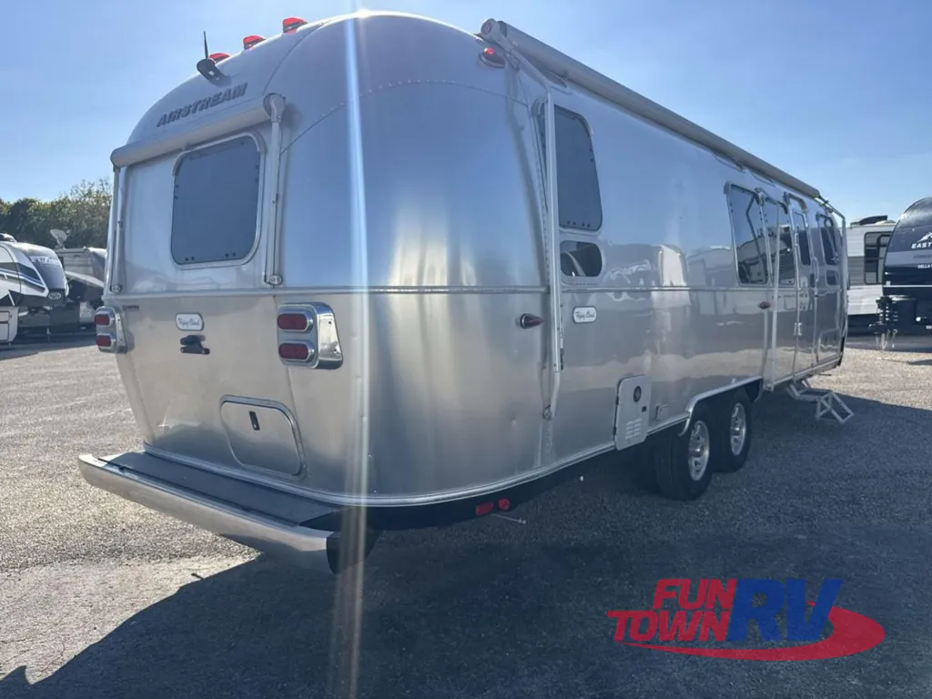 2024 Airstream Flying Cloud 30FB Office, Photos photo 9