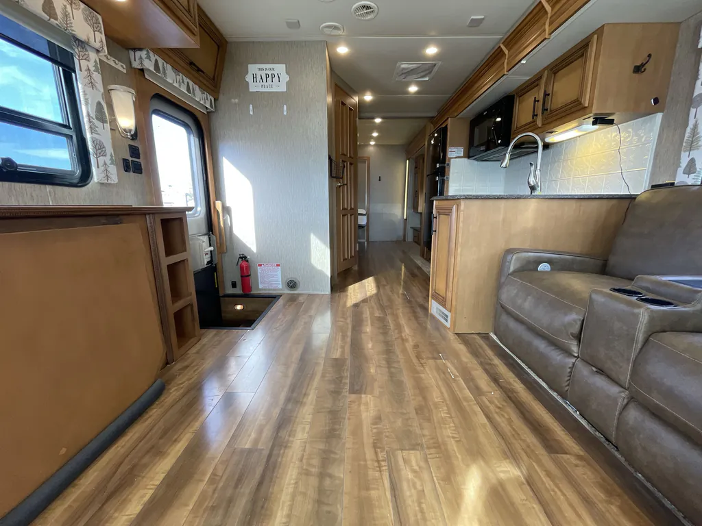 2016 Newmar Canyon Star 3921, Photos photo 2