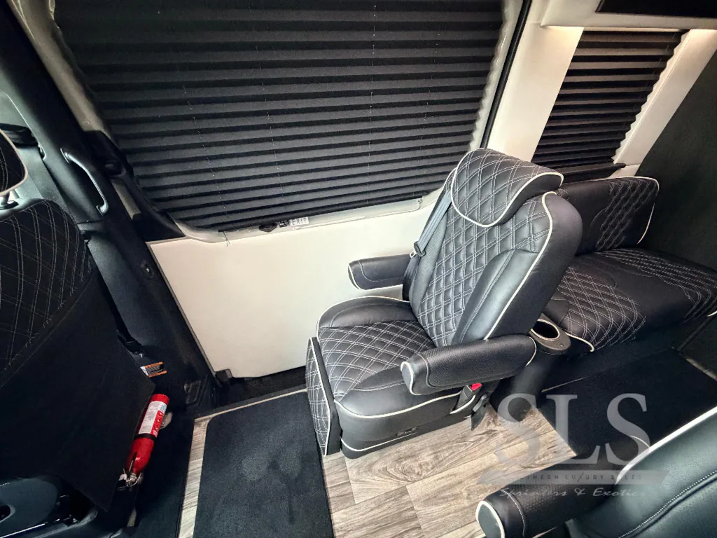 2025 Midwest Automotive Designs Luxe Cruiser D4, Photos photo 27