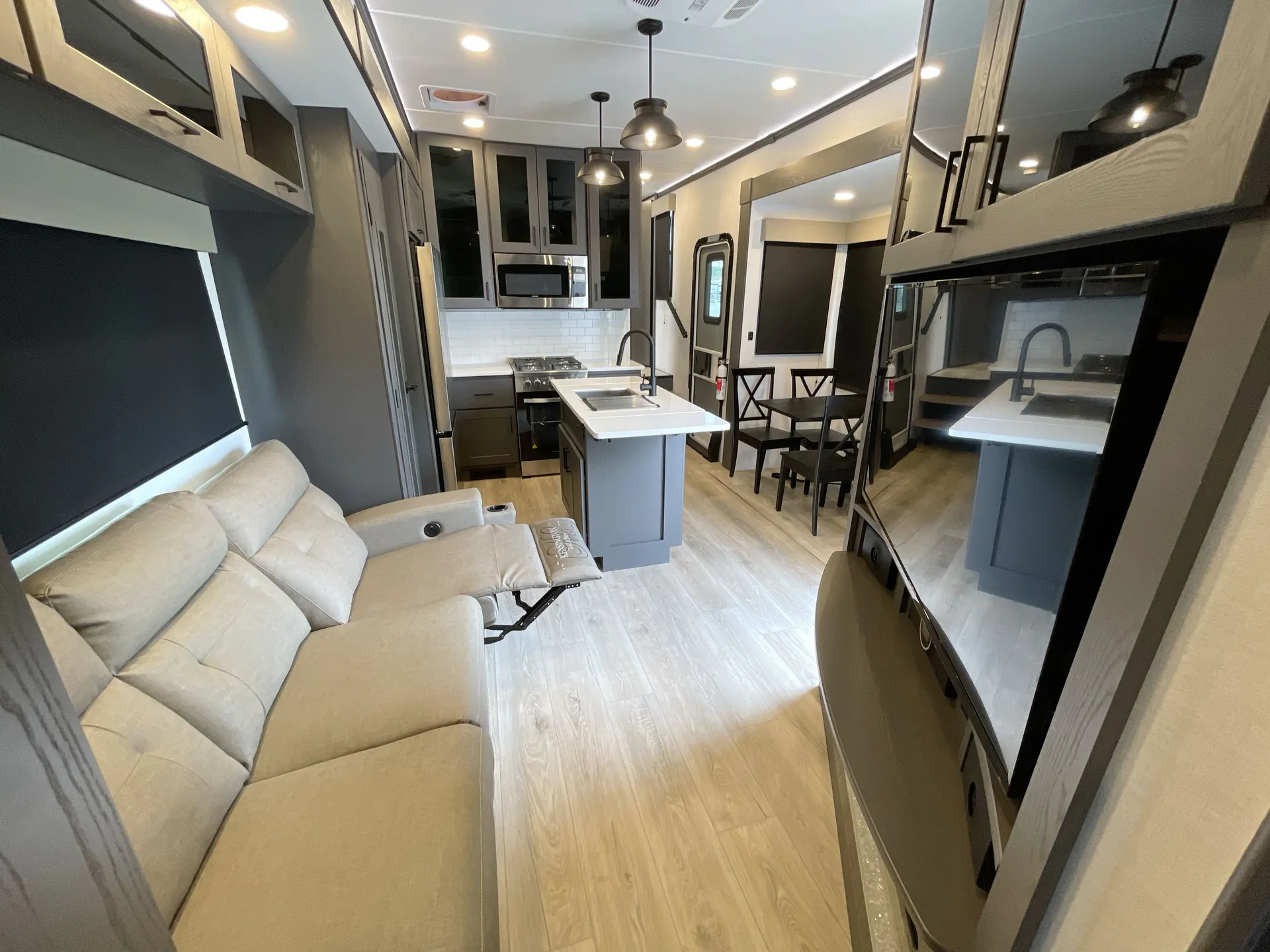 2025 Alliance RV Valor 44V14 - Photo 4
