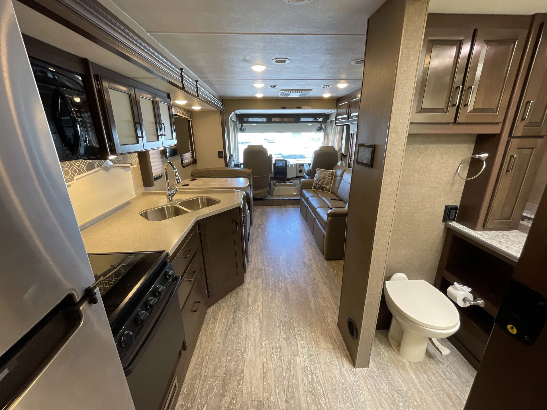 2019 Thor Motor Coach Hurricane 33X — living area main