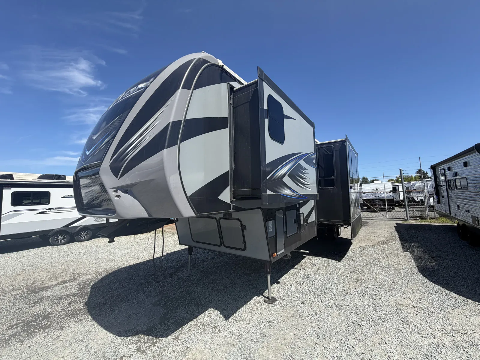 2017 Keystone Fuzion 385 - Photo 3