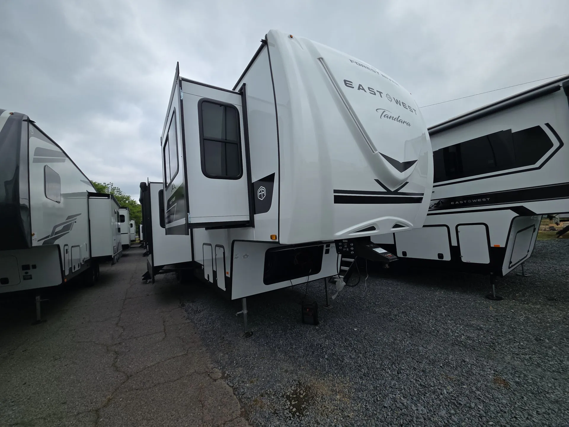 2026 East to West Tandara 390FL - Photo 3