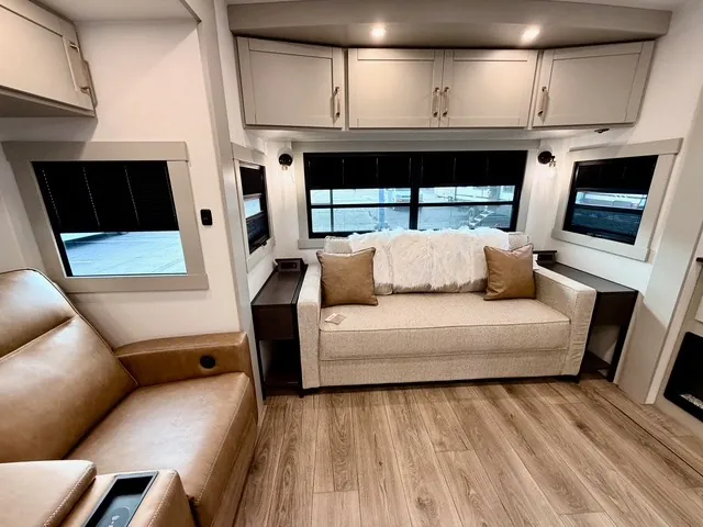 2026 Brinkley Model Z 3610, Living area photo 3