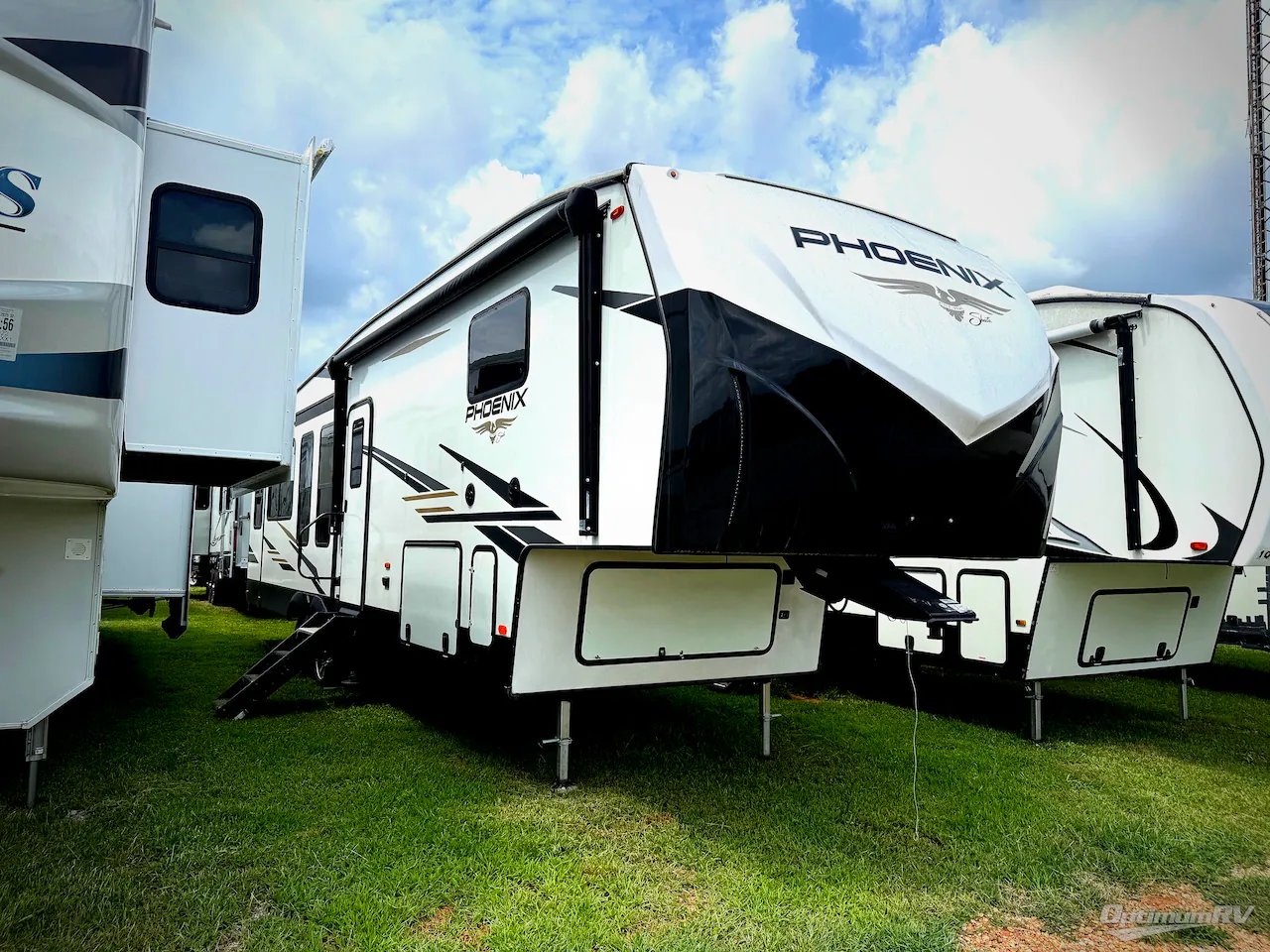 2022 Shasta Phoenix 336RL - Photo 2