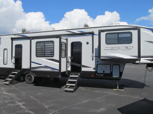 2022 Forest River Cherokee Arctic Wolf 3990 SUITE - Photo 3