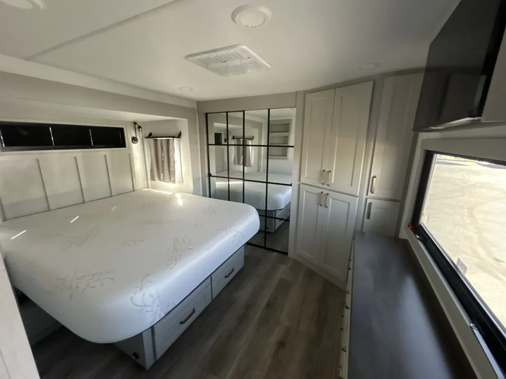 2025 Brinkley Model G 4000, Photos photo 21