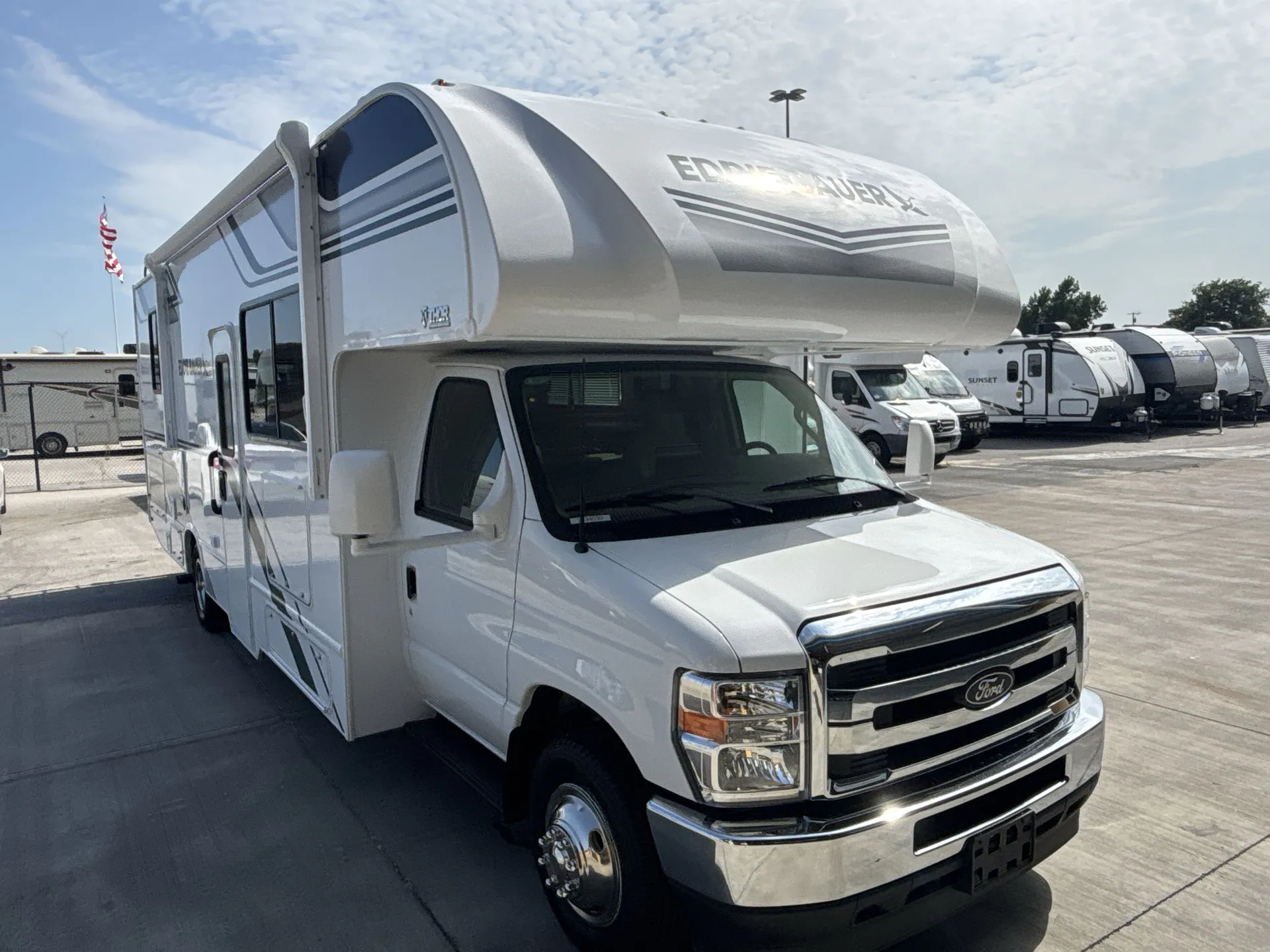 2026 Thor Motor Coach Eddie Bauer 28EB - Photo 2