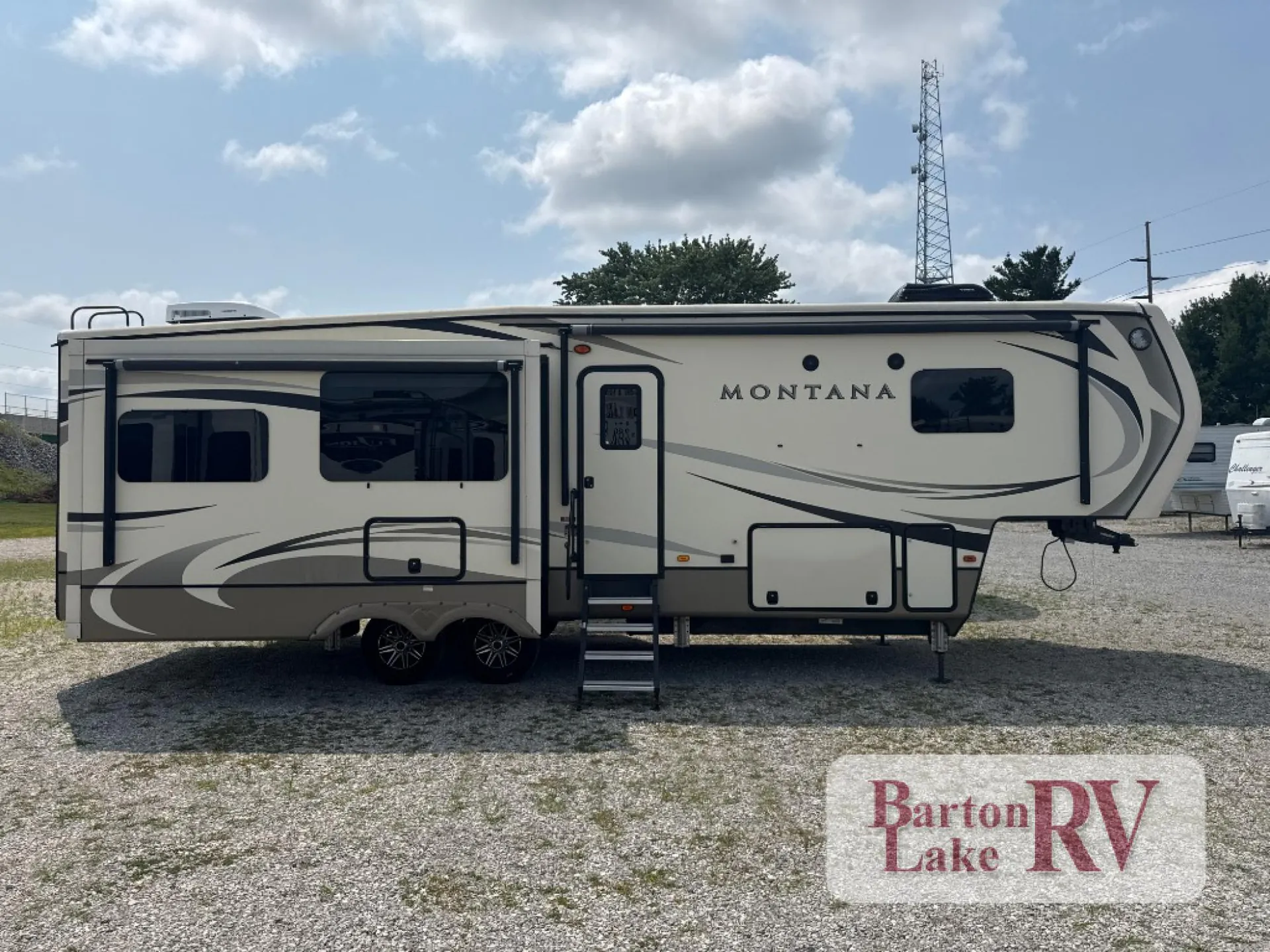 2018 Keystone Montana 3130RE - Photo 2