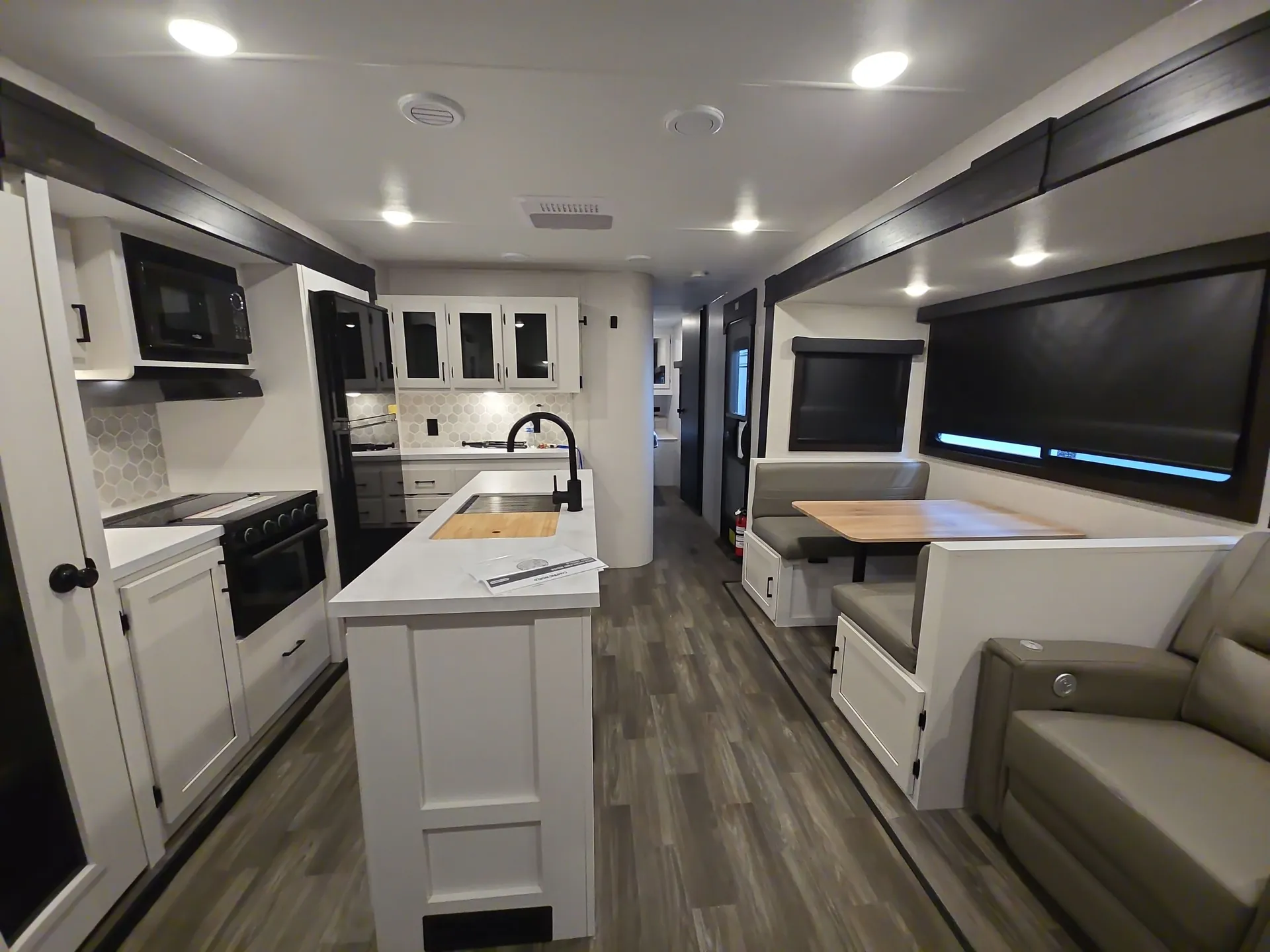 2024 Highland Ridge Light 290RLS dealer photo 7 from Camping World