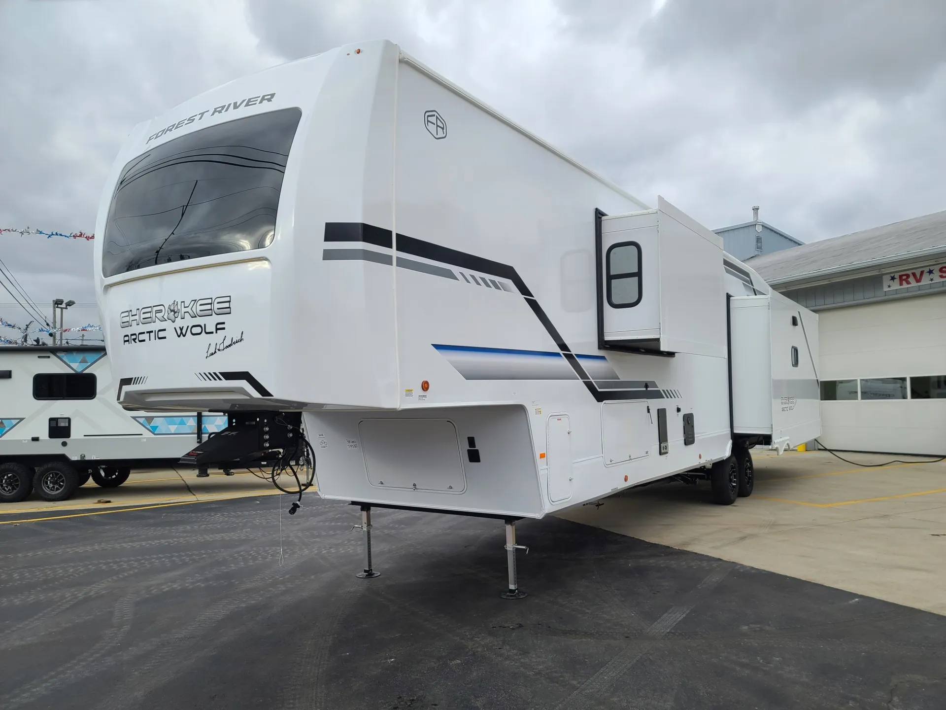 2026 Forest River Cherokee Arctic Wolf 38LEAHG - Photo 4