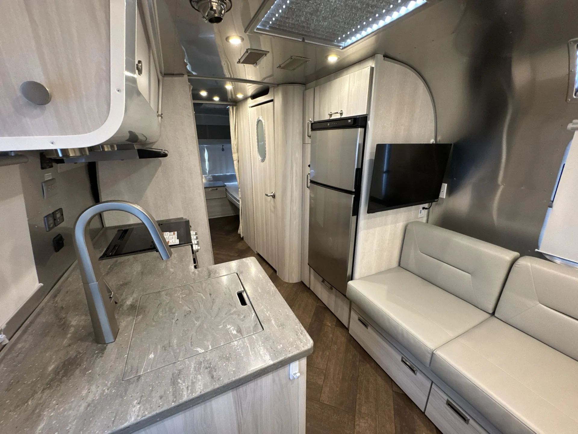 2023 Airstream International 25RB - Photo 3