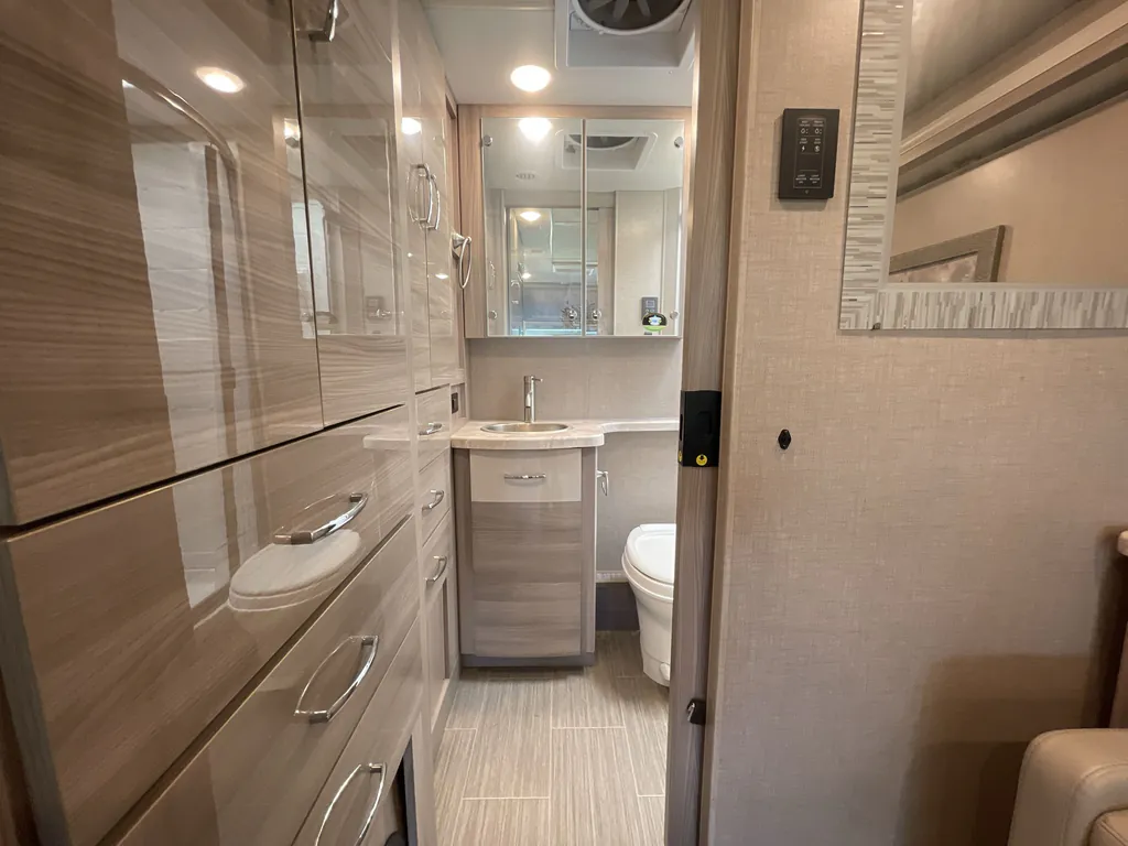 2023 Thor Motor Coach Tiburon 24FB, Photos photo 19