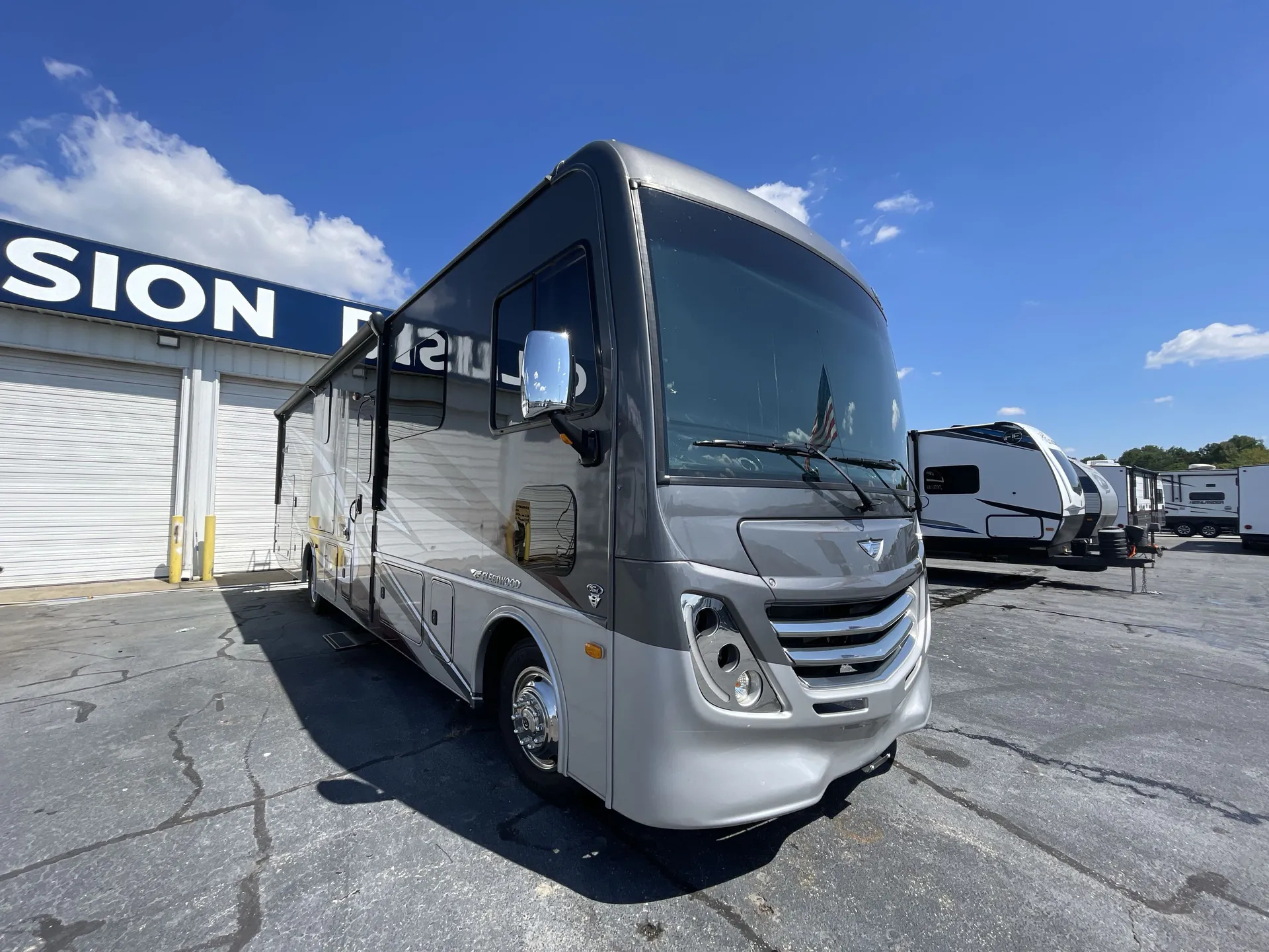 2024 Fleetwood Flex 34J - Photo 2