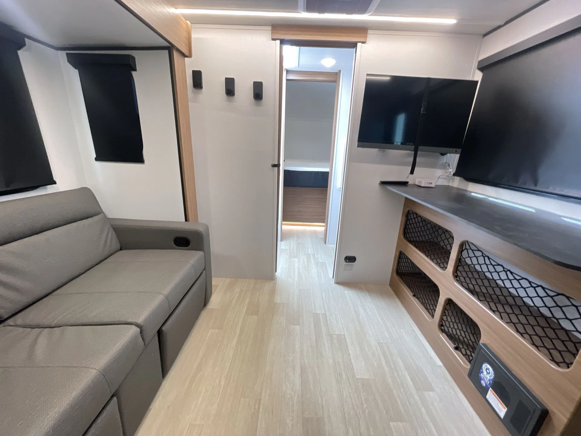 2026 Keystone Reign 19RK — living area main