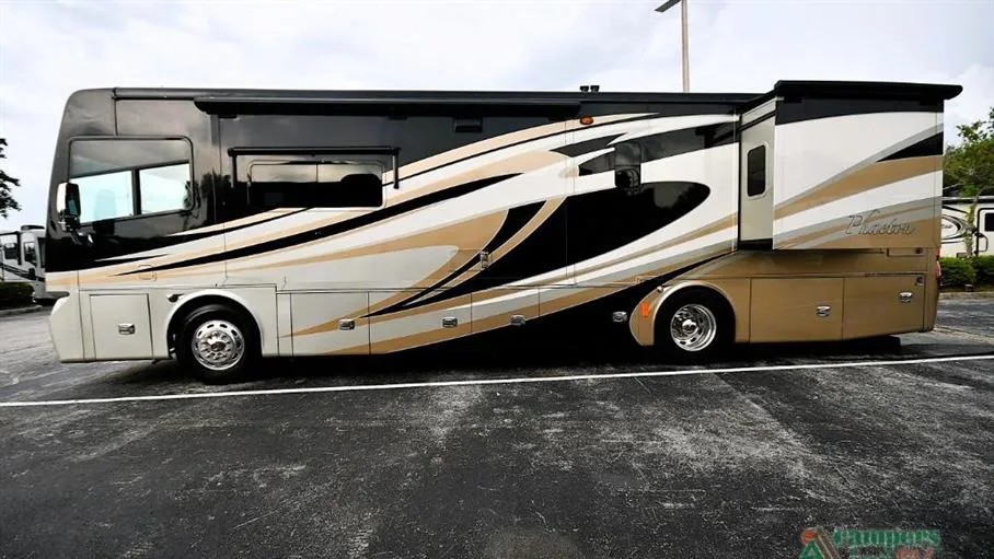 2014 Tiffin Motorhomes Phaeton 36 GH - Photo 4