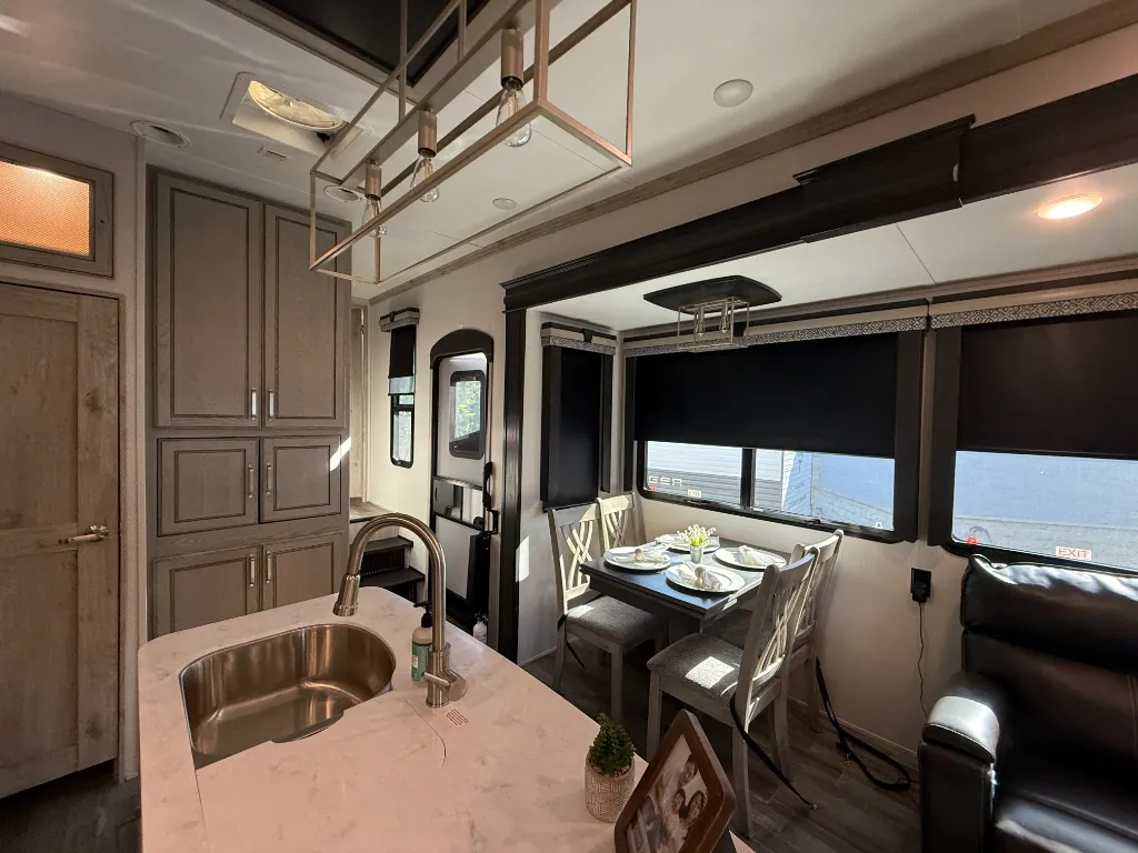 2021 Keystone Alpine 3120RS dealer photo 7 from Pinnacle RV