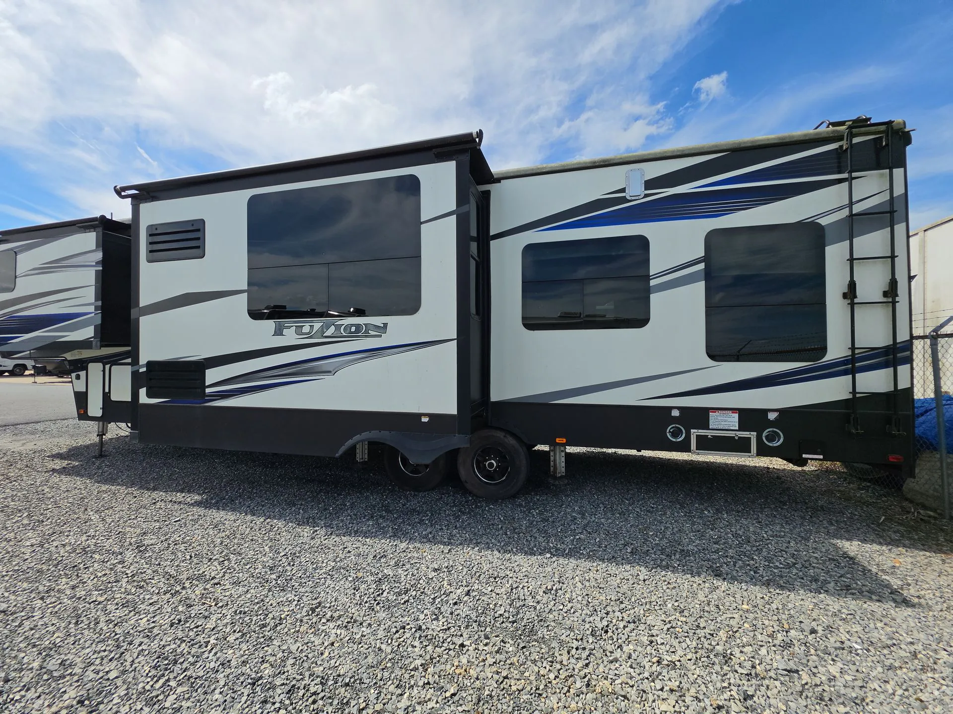 2018 Keystone Fuzion 369 - Photo 3