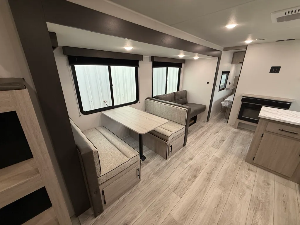 2027 East to West Della Terra 280BH, Photos photo 15