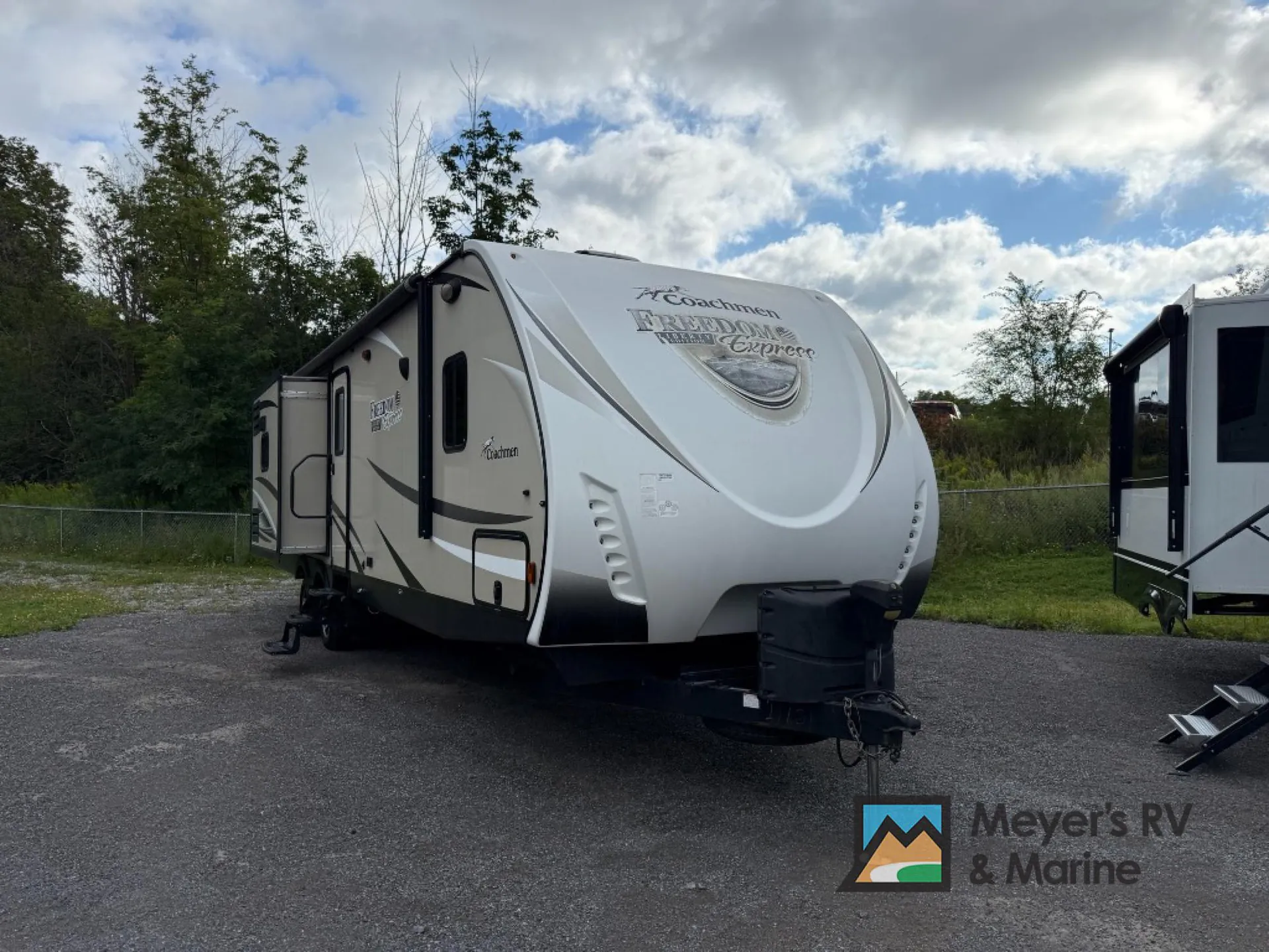 2017 Coachmen Freedom Express 320BHDS - Photo 2