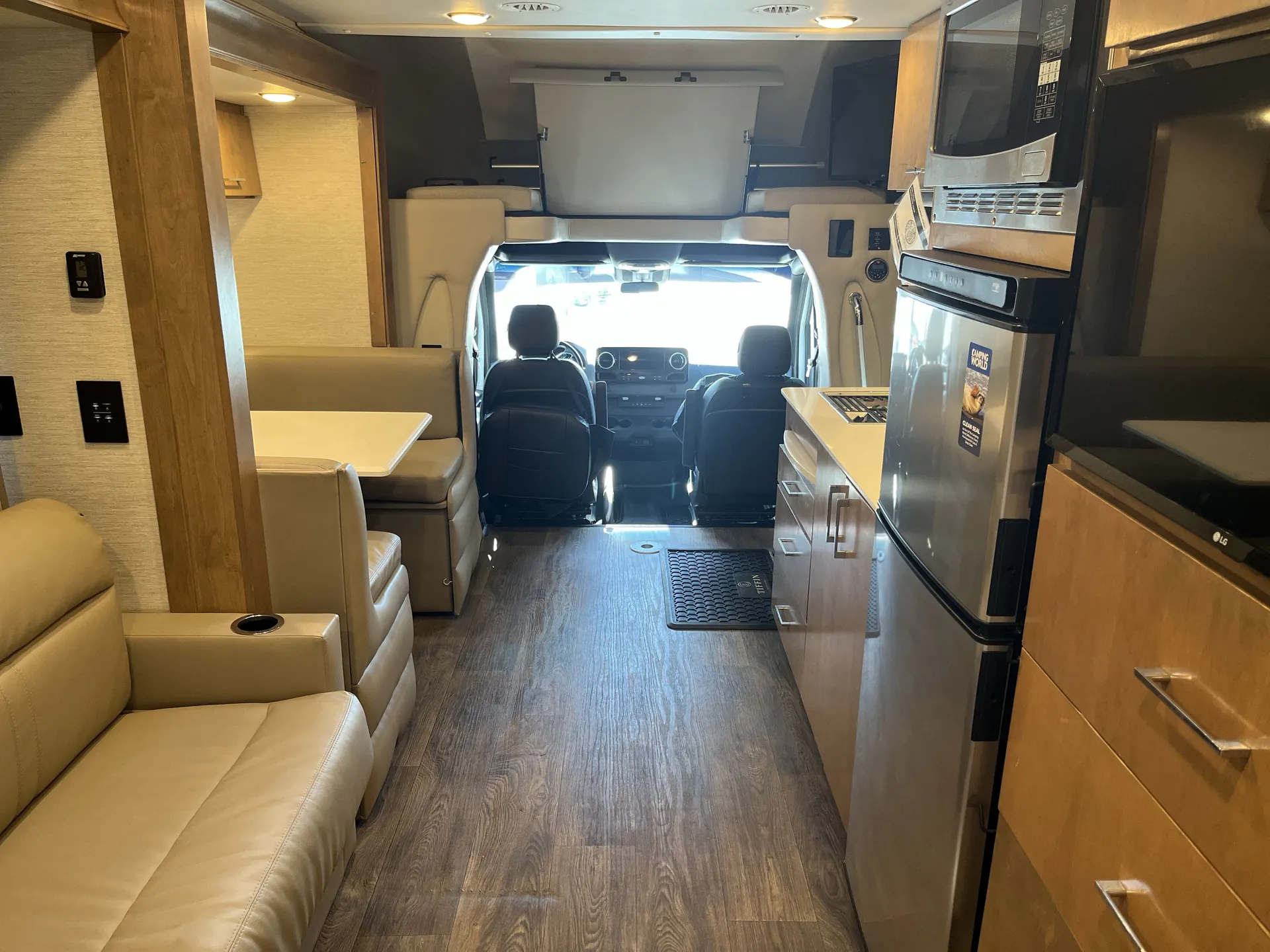 2021 Tiffin Wayfarer 25 RW — living area main