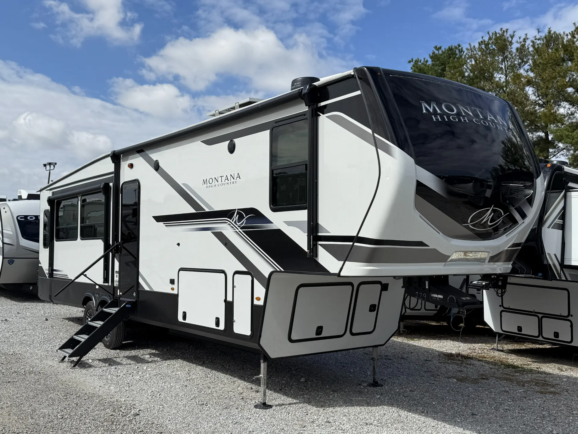 2025 Keystone Montana High Country 331RL - Photo 2