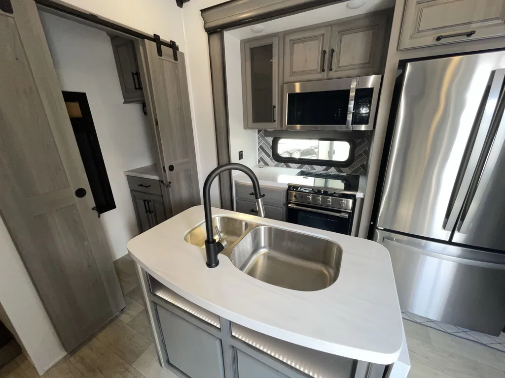 2022 Keystone Montana 3763BP, Photos photo 9