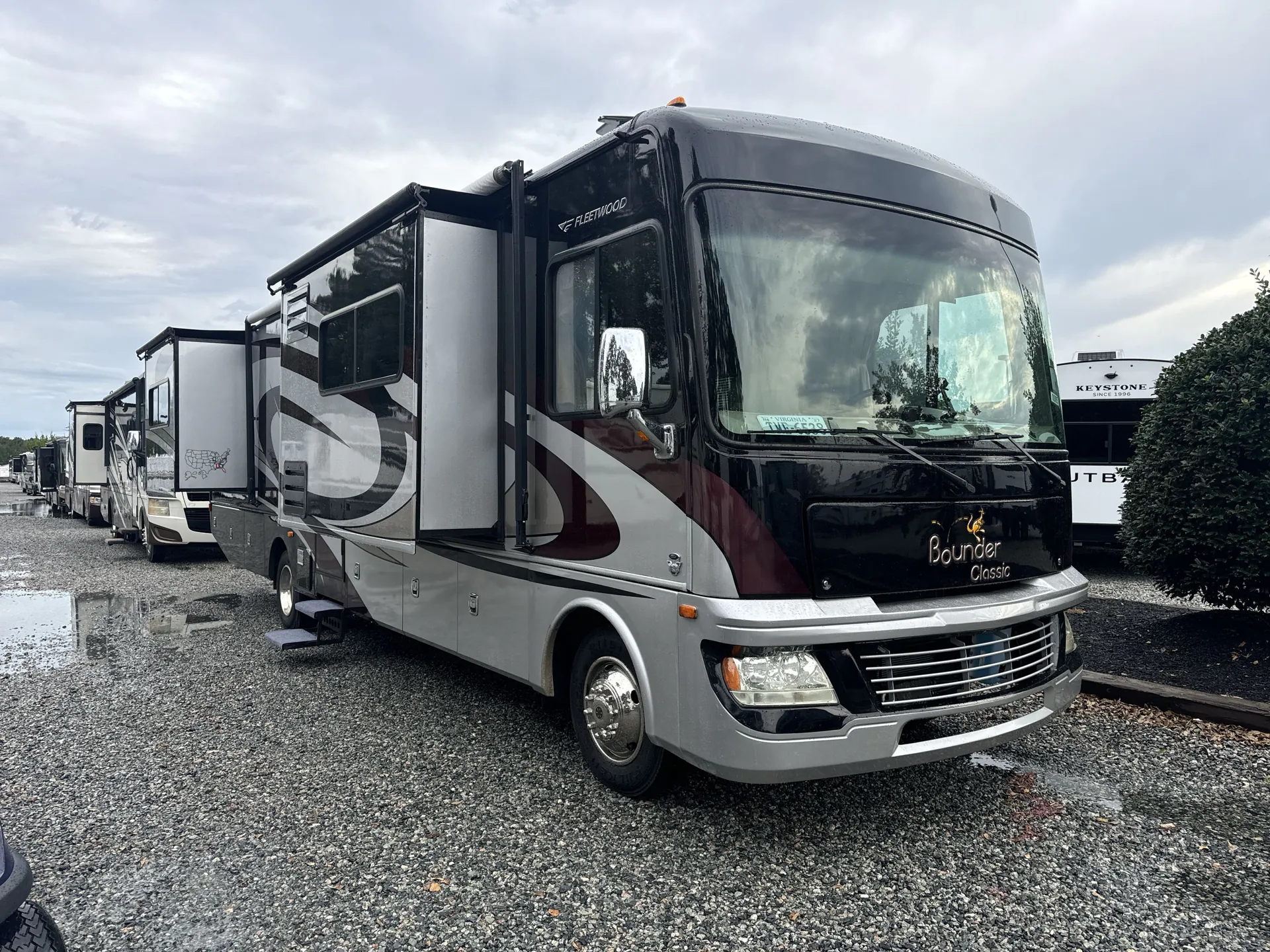 2013 Fleetwood Bounder Classic 34M — front