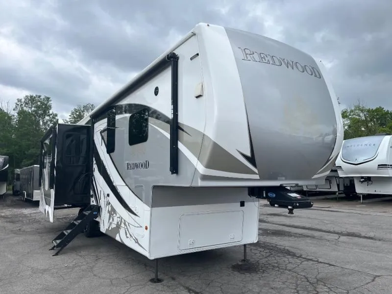 2021 CrossRoads Redwood 3401RL - Photo 2