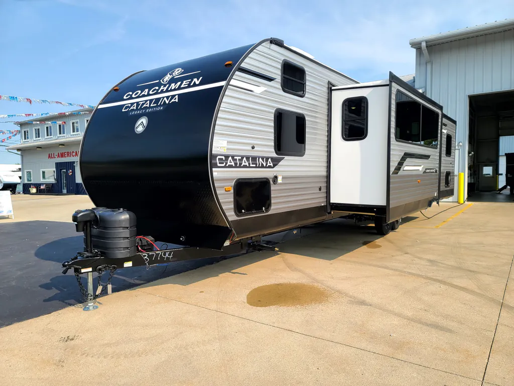 2027 Coachmen Catalina Legacy Edition 333DBDSCK, Photos photo 3