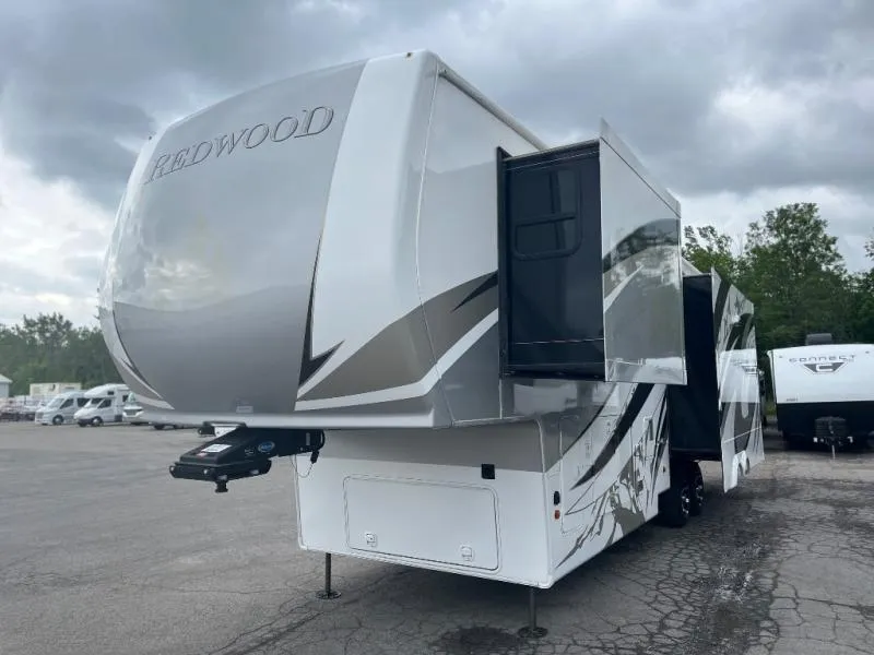 2021 CrossRoads Redwood 3401RL - Photo 3