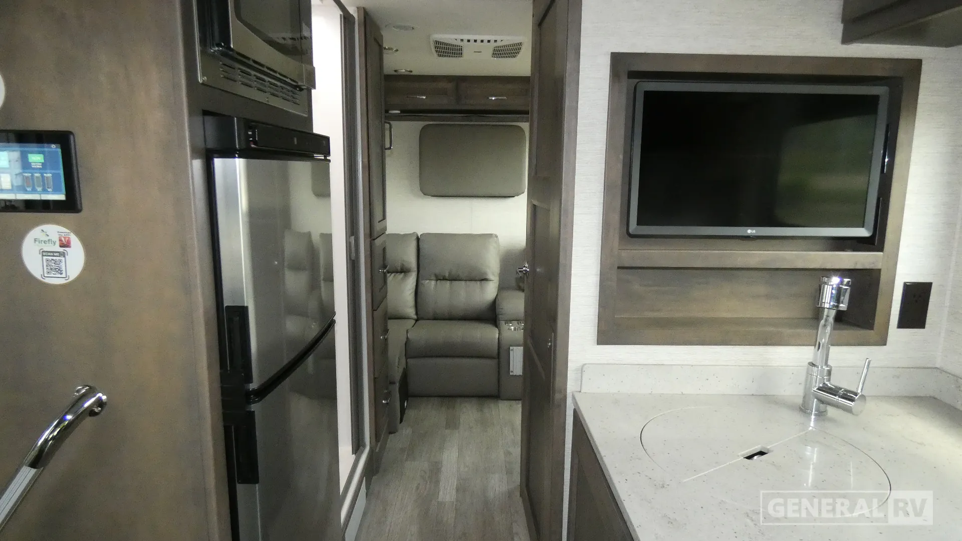 2024 Tiffin Wayfarer 25 RLW dealer photo 2 from General RV