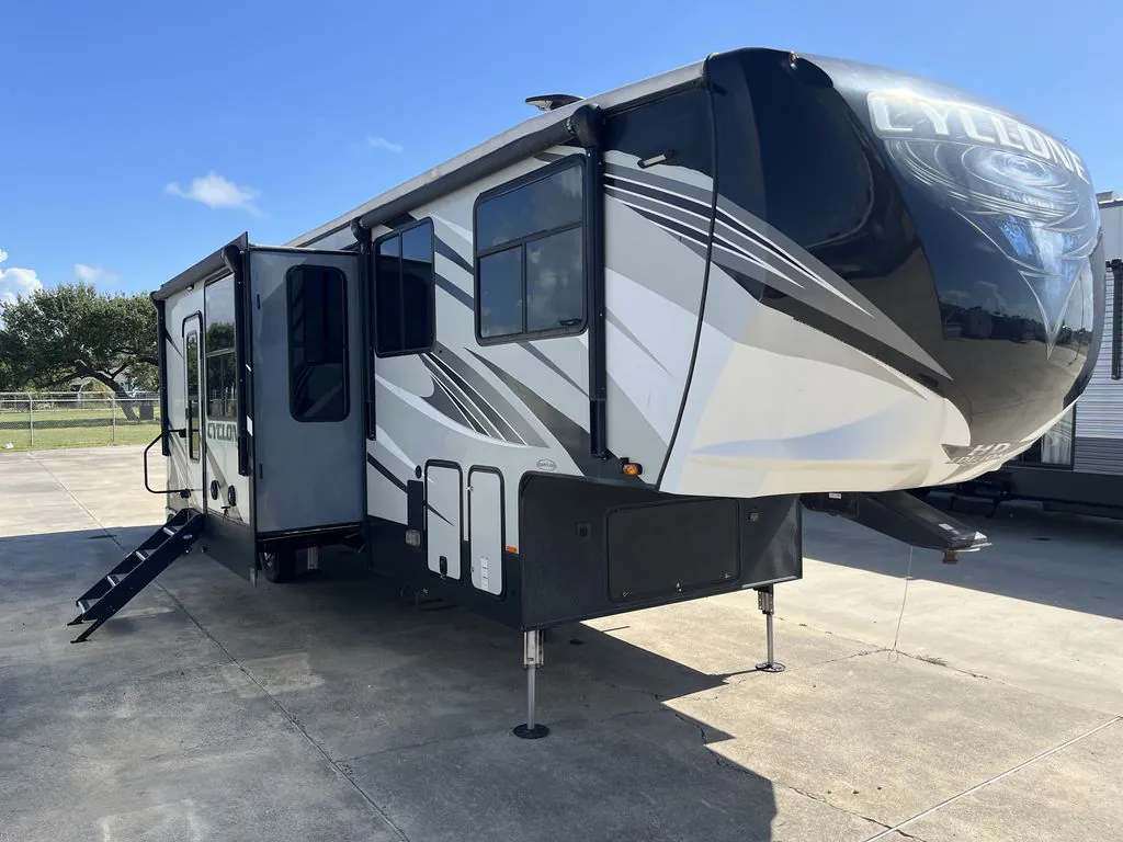 2018 Heartland Cyclone 3600 - Photo 2