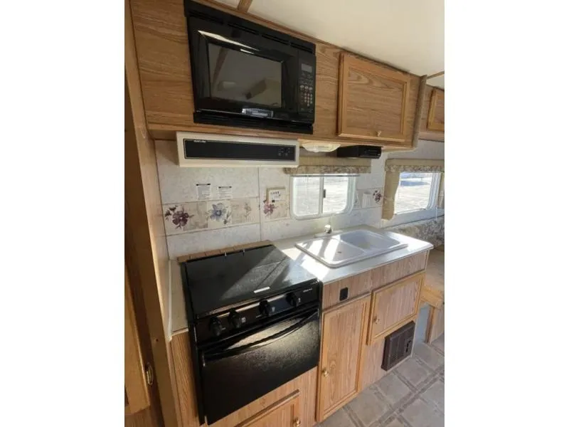 2004 Thor Motor Coach Thor Tahoe 18DT - Photo 2